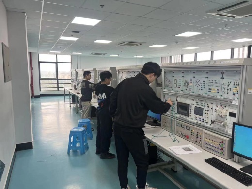 D:\電(diàn)氣工(gōng)程系\各類比賽資料\技(jì)能(néng)運動會(huì)\25屆師(shī)生(shēng)技(jì)能(néng)運動會(huì)\機(jī)電(diàn)一(yī)體(tǐ)化(huà)設備組裝與調試\照(zhào)片4 (1).jpg