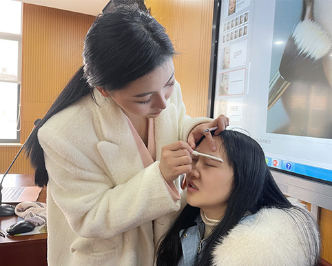 技(jì)能(néng)過節，我讓女(nǚ)神更美(měi)麗(lì)