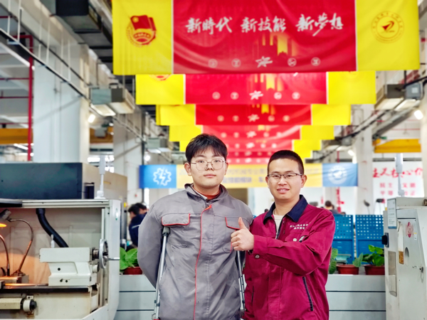 拄拐男(nán)孩曹俊豪——我要(yào)用(yòng)技(jì)能(néng)證明(míng)自(zì)己的(de)實力